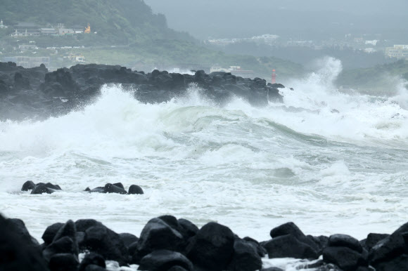제9호 태풍 종다리가 북상 중인 20일 오전 제주 서귀포시 안덕면 사계리 해안에 거센 파도가 밀려오고 있다. 2024.8.20  연합뉴스