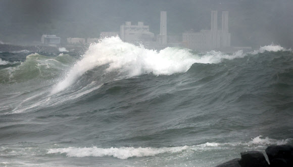 제9호 태풍 종다리가 북상 중인 20일 오전 제주 서귀포시 안덕면 사계리 해안에 거센 파도가 밀려오고 있다. 2024.8.20  연합뉴스