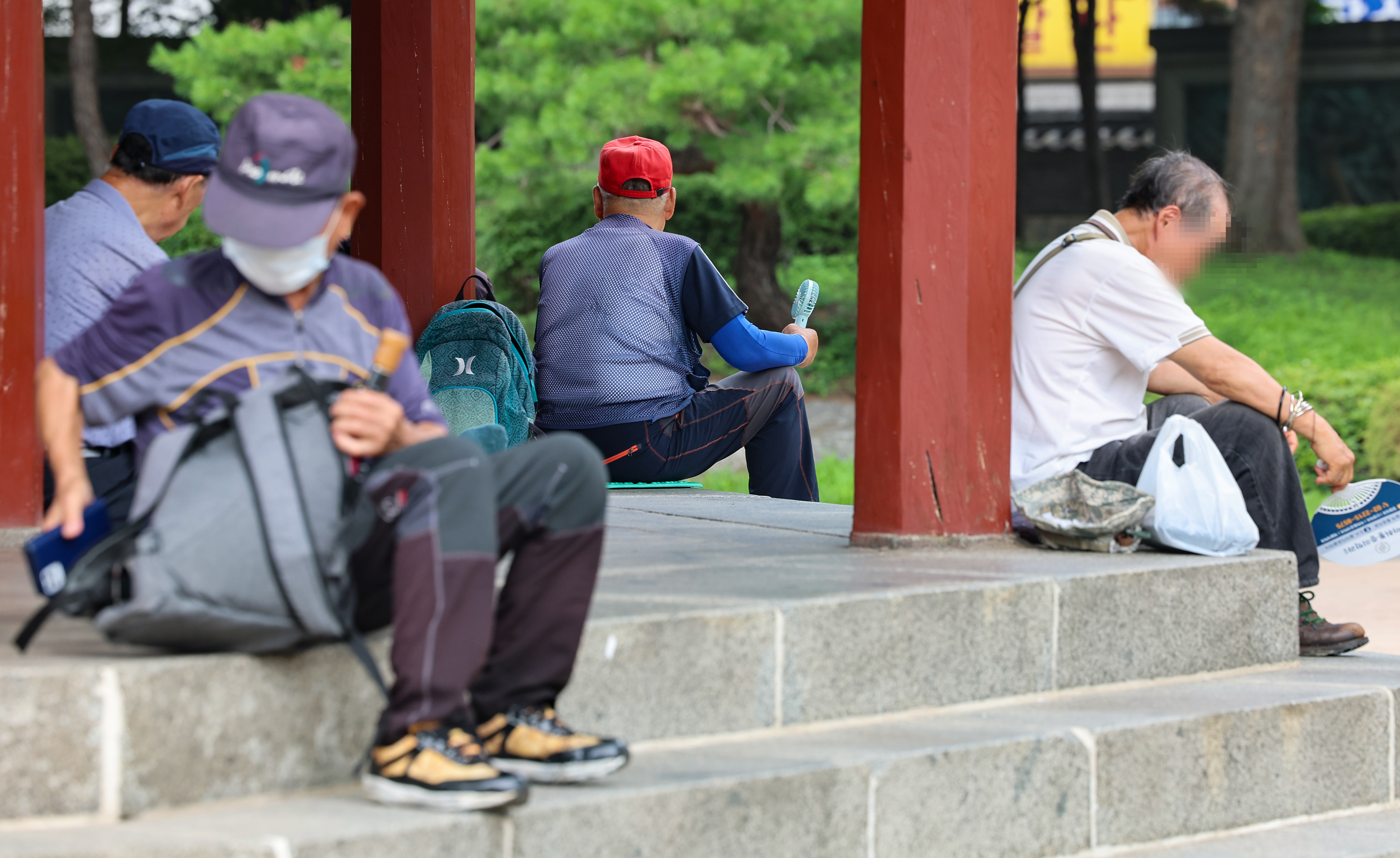 서울 종로구 탑골공원에서 노인들이 휴식하고 있는 모습. 연합뉴스