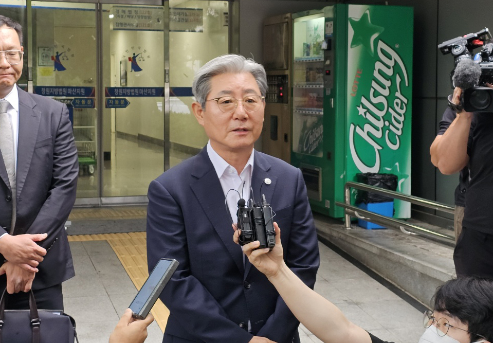 공직선거법 위반 혐의로 기소된 오태완 의령군수가 21일 경남 창원시 마산합포구 창원지법 마산지원에서 열린 이번 사건 1심 선고에서 무죄를 받은 후 법정을 나와 취재진에게 소회를 밝히고 있다. 2024.8.21. 연합뉴스