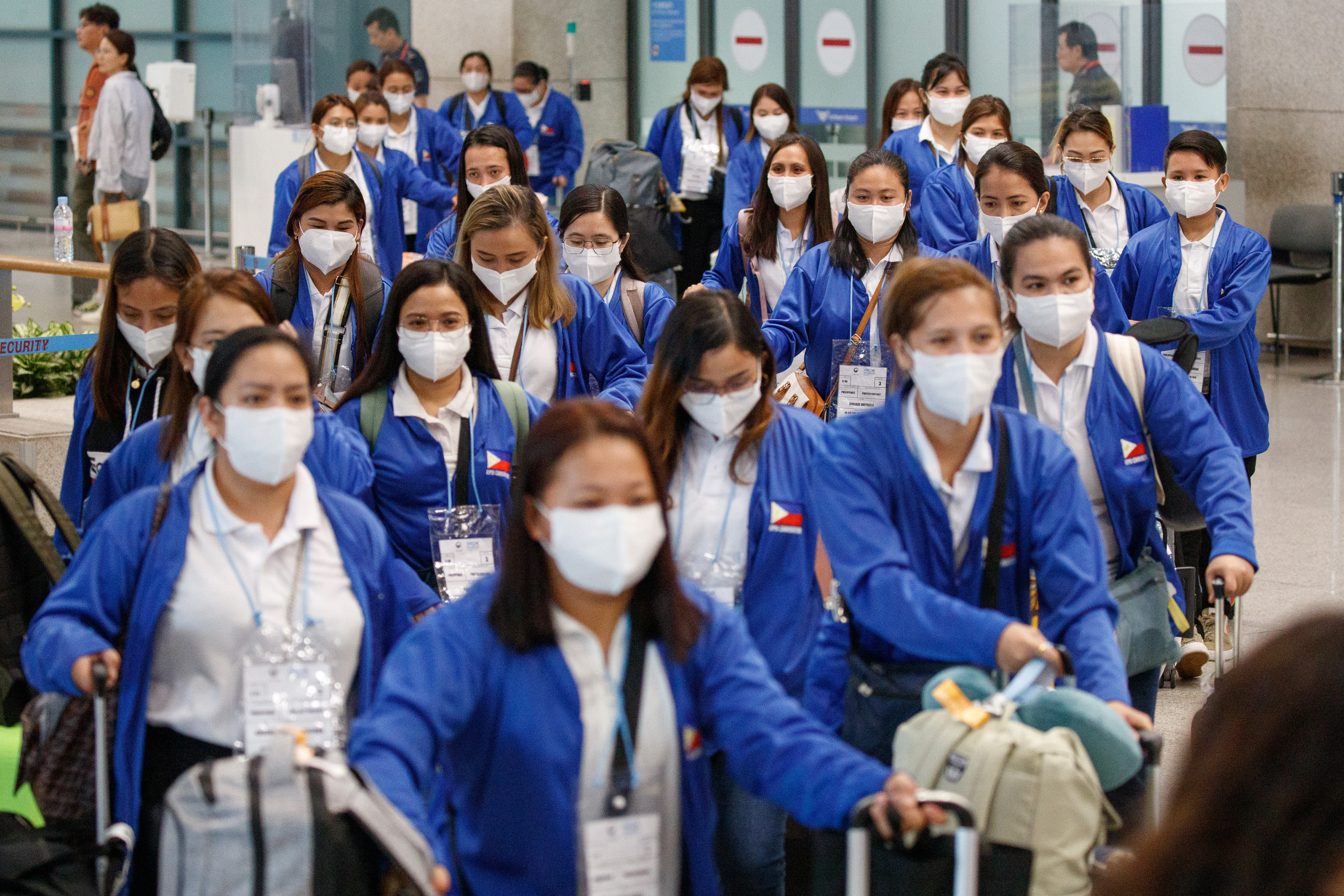 외국인 가사관리사 시범사업에 참여할 필리핀 노동자들이 6일 인천국제공항을 통해 입국하고 있다. 2024.8.6  공항사진기자단