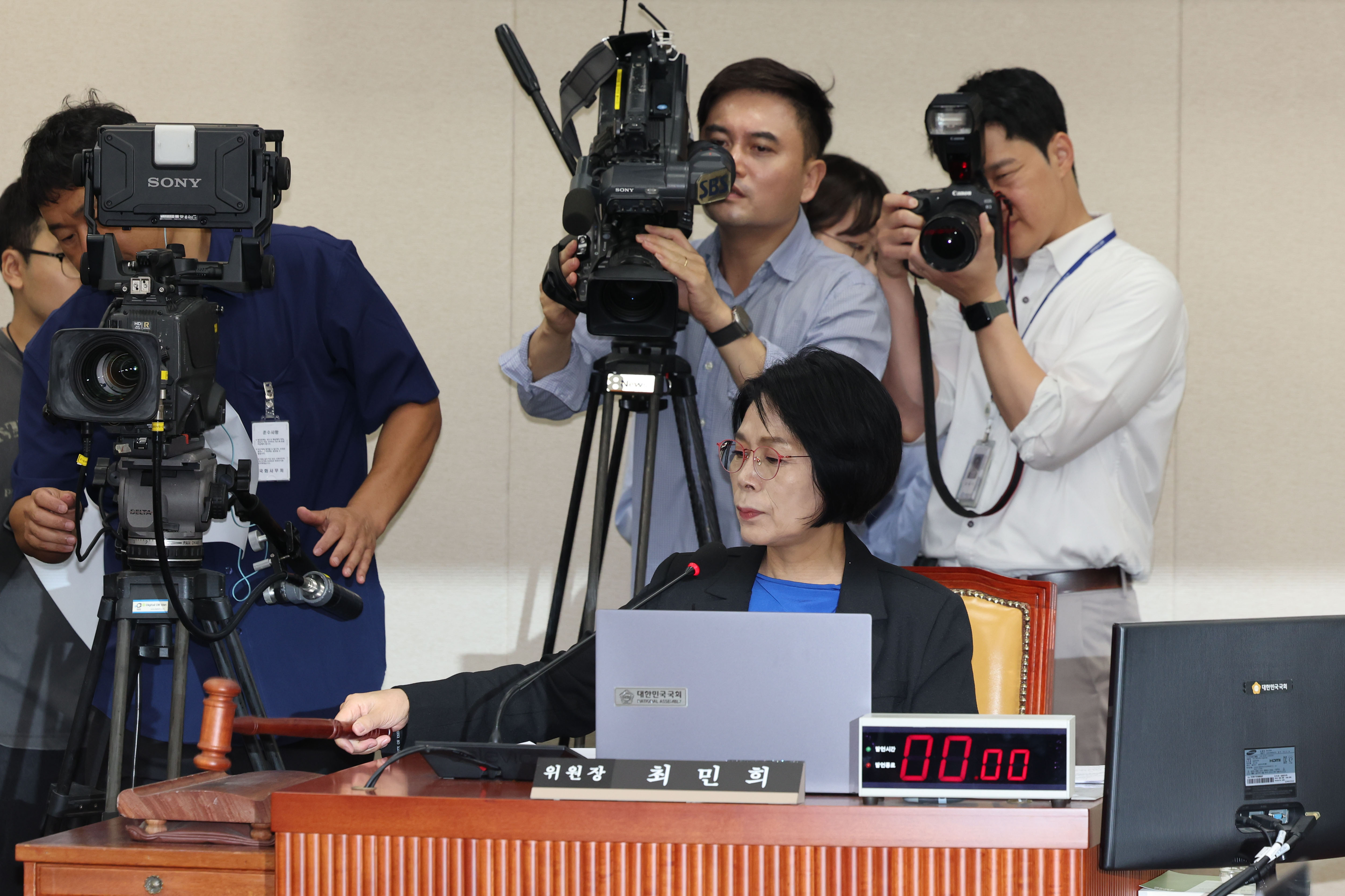 의사봉 두드리는 최민희 과방위원장