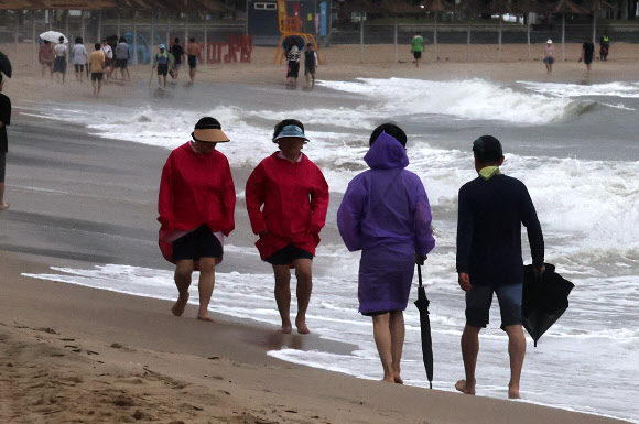 우비 입고 우산 들고