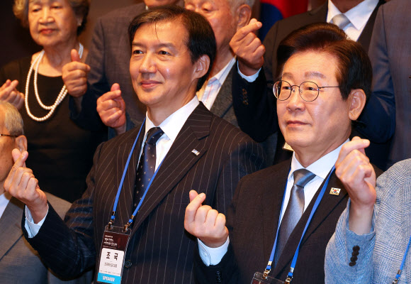 기념촬영하는 이재명-조국