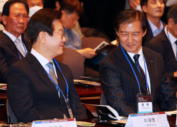 미소짓는 이재명-조국