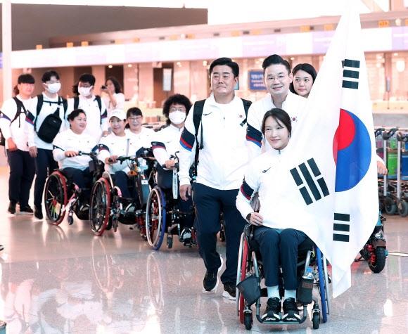 2024 파리 패럴림픽에 출전하는 대한민국 선수단의 펜싱 조은혜(앞)와 배동현 선수단장 등이  21일 오전 인천국제공항에서 출국하고 있다. 2024.8.21. 연합뉴스