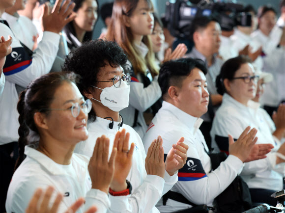 2024 파리 패럴림픽에 출전하는 대한민국 선수단 본단이 21일 오전 인천국제공항에서 출국하기 전 열린 출영식에서 박수를 치고 있다. 2024.8.21. 연합뉴스