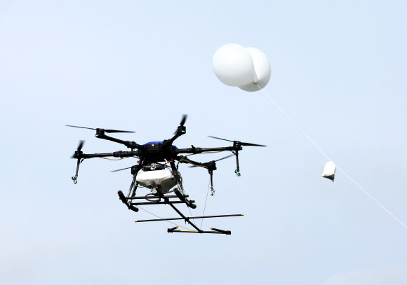특수제작 드론을 활용한 오물풍선 착륙 시연