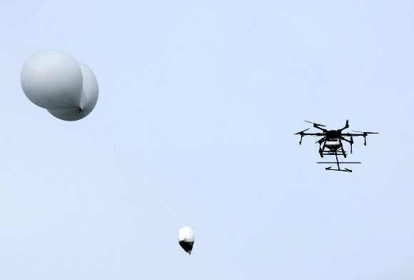 북한 오물풍선 드론으로 잡는다