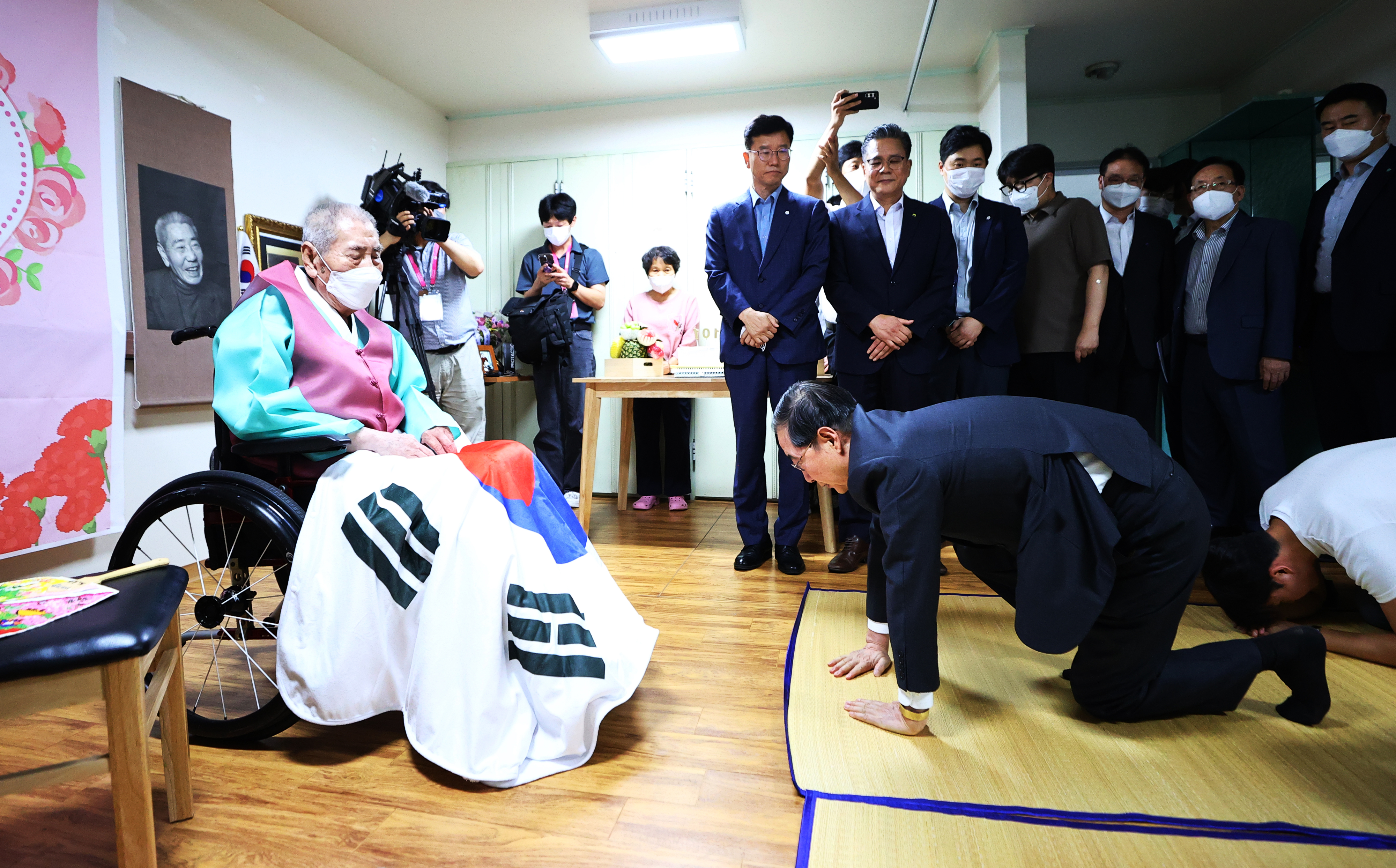 한덕수(오른쪽) 국무총리가 21일 경기 수원시 수원보훈원을 방문해 101번째 생일을 맞은 국내 최고령 광복군 오성규 지사에게 절을 하고 있다. 연합뉴스