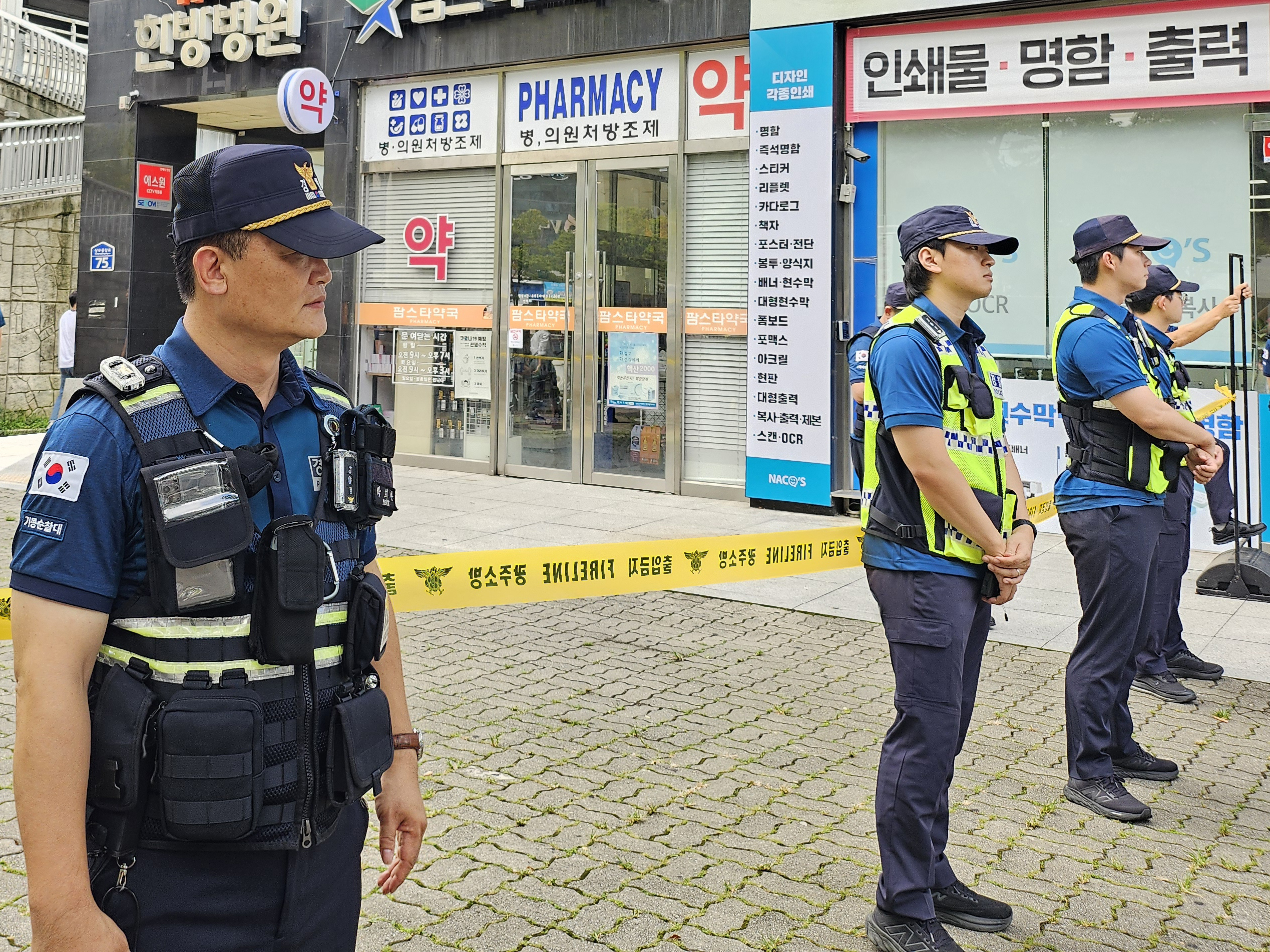 22일 오후 1시 14분쯤 광주 서구 치평동 한 치과에서 부탄가스가 폭발하는 사고가 발생한 가운데 경찰이 현장을 통제하고 있다. 2024.8.22 뉴스1