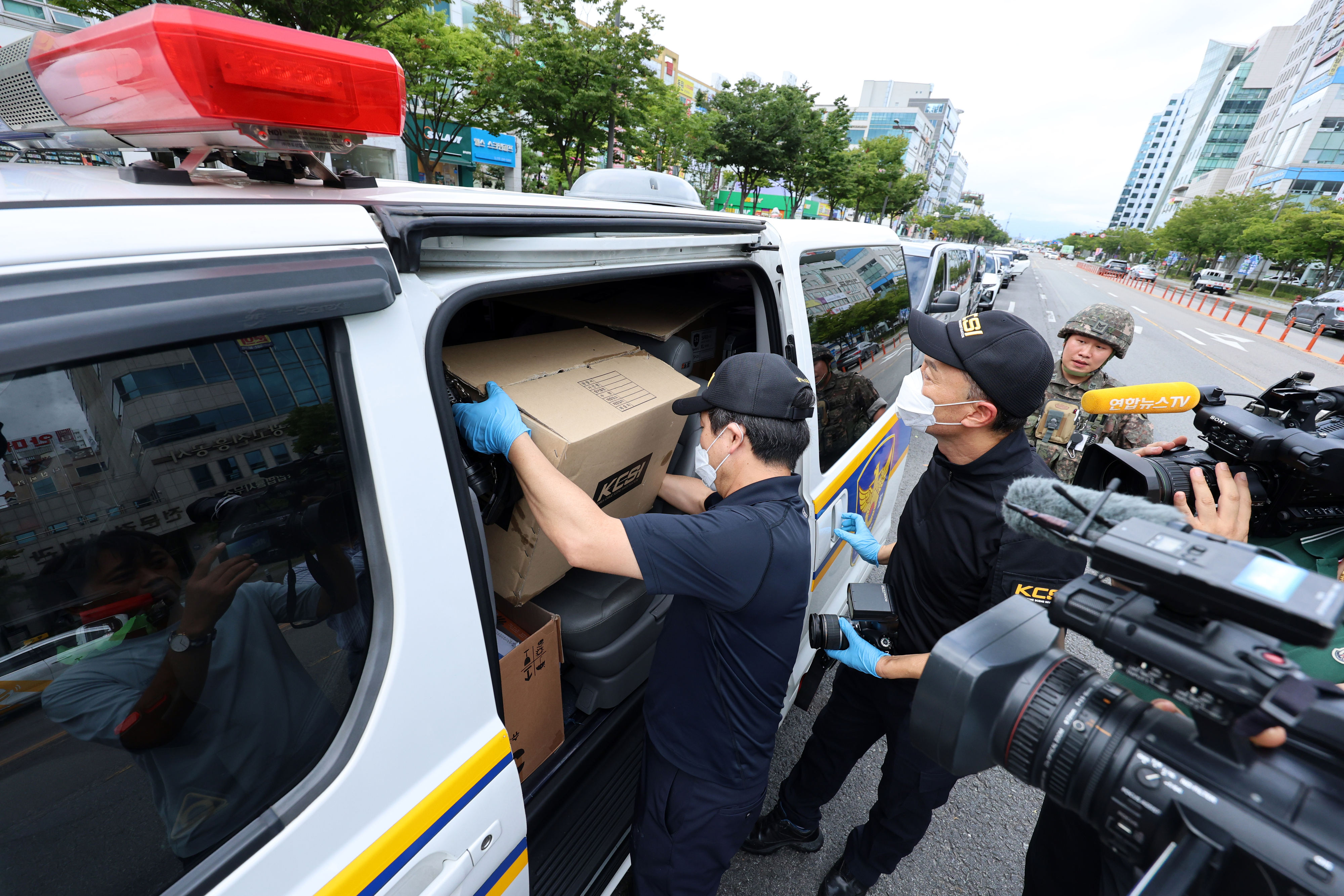 22일 광주 서구 치평동 한 상가 건물 3층의 치과 병원 입구에서 부탄가스와 인화물질 등이 담긴 상자가 폭발하는 사건이 발생한 가운데 경찰 과학 수사 요원이 증거물을 차에 싣고 있다. 2024.8.22 연합뉴스