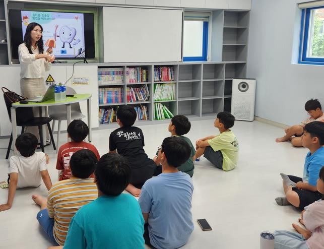 서울 광진구의 한 아동복지시설에서 구강 관리 교육이 진행 중이다. 광진구 제공