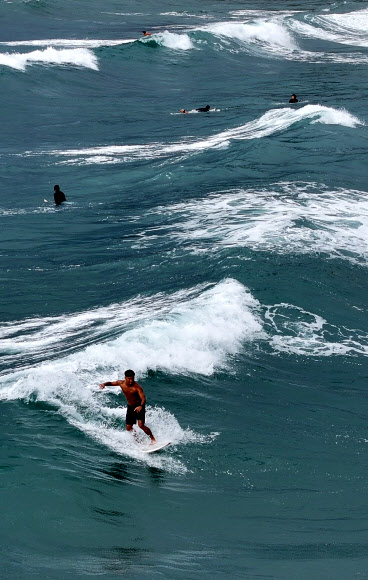 22일 오전 제주 서귀포시 중문색달해변에서 서퍼들이 파도를 즐기고 있다. 2024.8.22 연합뉴스