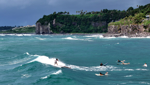 22일 오전 제주 서귀포시 중문색달해변에서 서퍼들이 파도를 즐기고 있다. 2024.8.22 연합뉴스