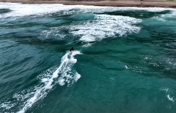 22일 오전 제주 서귀포시 중문색달해변에서 서퍼들이 파도를 즐기고 있다. 2024.8.22 연합뉴스