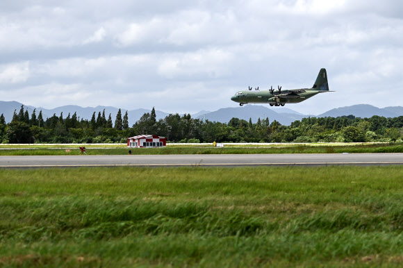 22일 공군 미사일방어사령부 주관 유도탄 공중수송훈련을 위해 천궁 유도탄을 실은 C-130J 수송기가 부산 강서구 김해기지에 착륙하고 있다. 2024.8.22  공군 제공