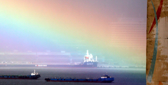 소나기가 내린 22일 오후 경남 창원시 마산합포구에서 바라본 마산 앞바다 하늘 위로 무지개가 떠 있다. 2024.8.22  연합뉴스