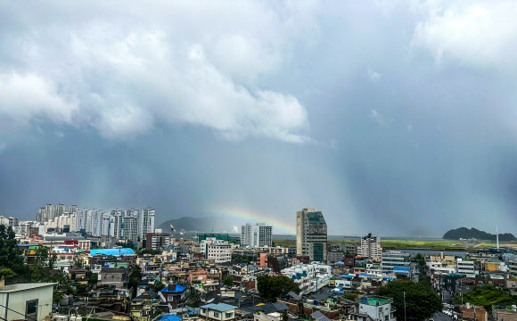 소나기가 내린 22일 오후 경남 창원시 마산합포구에서 바라본 마산 앞바다 하늘 위로 무지개가 떠 있다. 2024.8.22 연합뉴스