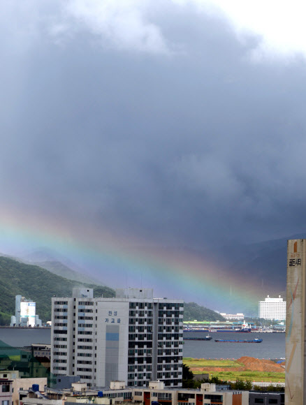 소나기가 내린 22일 오후 경남 창원시 마산합포구에서 바라본 마산 앞바다 하늘 위로 무지개가 떠 있다. 2024.8.22  연합뉴스