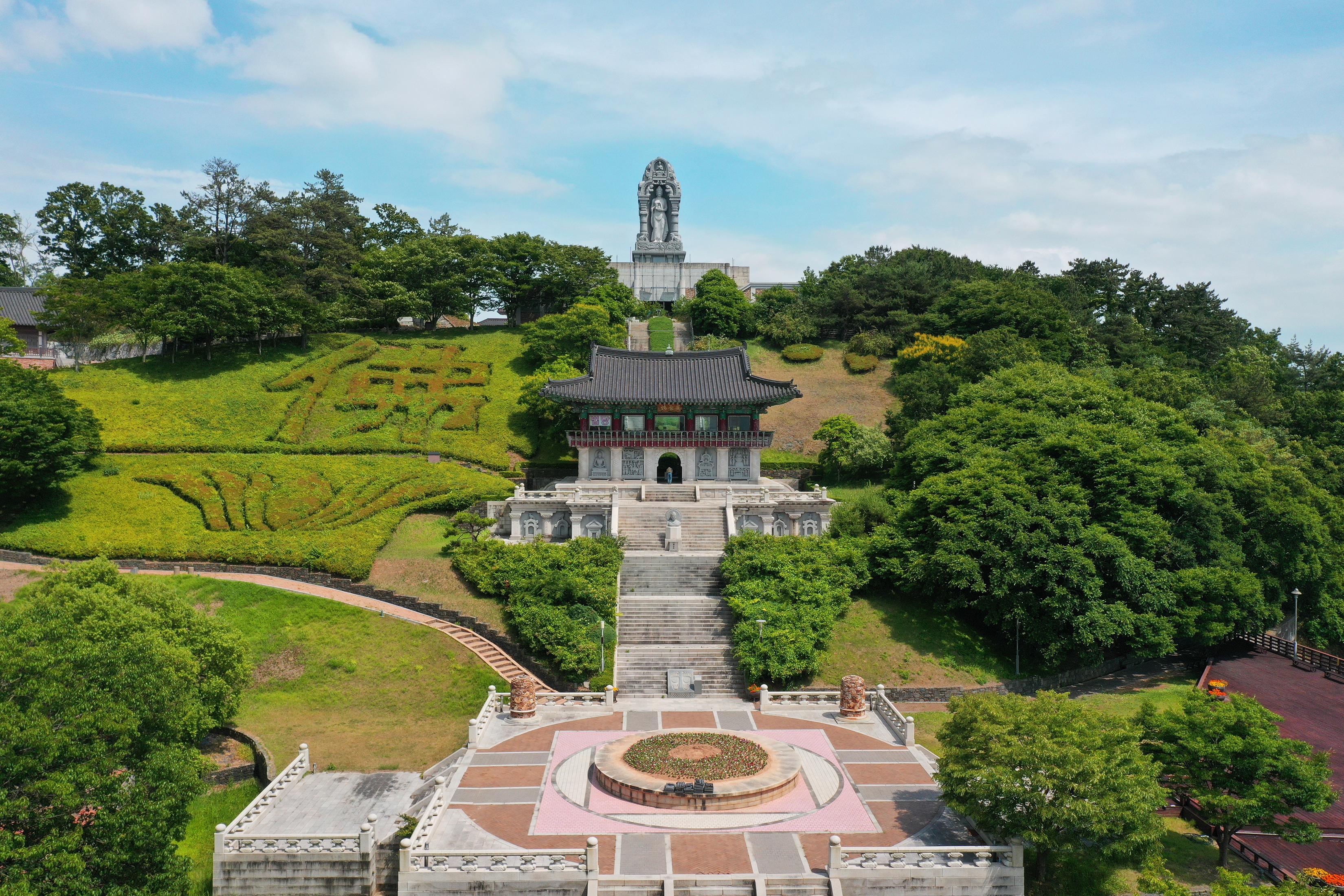 전남 영광 법성포 백제불교 최초 도래지 전경. 유물관과 누각, 사면대불상 등으로 이뤄졌다. 산 너머는 굴비로 유명한 법성포 굴비거리다.