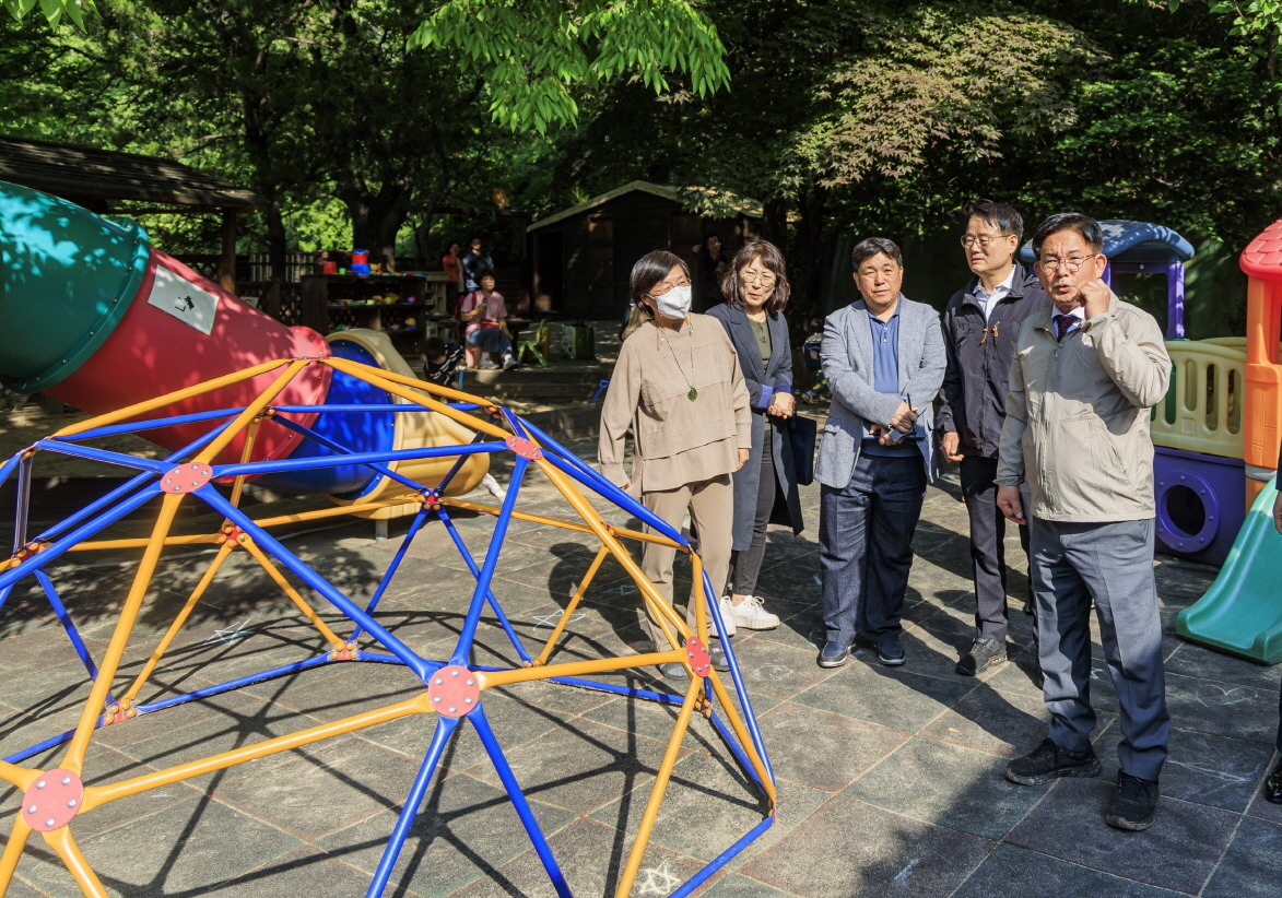 박강수(오른쪽) 서울 마포구청장이 지역 국공립어린이집 시설을 점검하고 있다. 마포구 제공