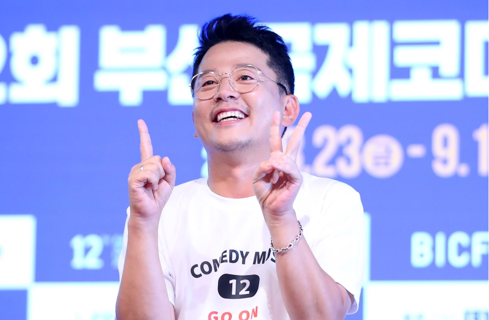 개그맨 김준호가 서울 종로구 낙원상가에서 열린 제12회 부산국제코미디페스티벌(BICF) 공식 기자회견에서 포즈를 취하고 있다. 제12회 부산코미디페스티벌은 23일 개막식을 시작으로 9월 1일까지 10일에 걸쳐 부산 전역에서 진행된다. 2024.08.02.  뉴시스