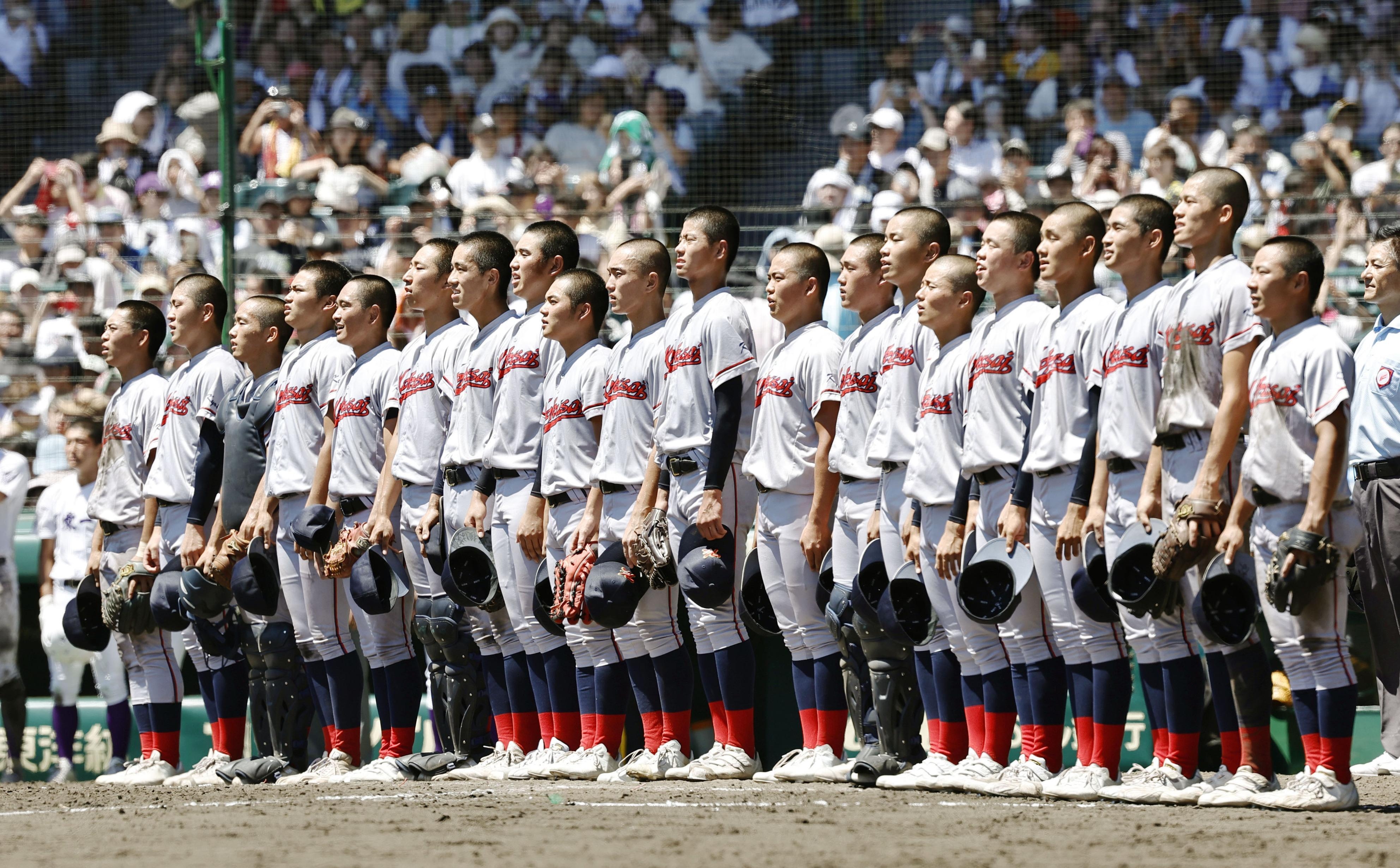 한국계 국제학교인 교토국제고 야구부 선수들이 23일 일본 효고현 니시노미야 한신고시엔구장에서 열린 전국 고교야구선수권대회(여름 고시엔) 결승전에서 승리한 직후에 “동해 바다 건너서 야마도(大和·야마토) 땅은 거룩한 우리 조상 옛적 꿈자리”로 시작되는 한국어 교가를 부르고 있다. 니시노미야 교도 연합뉴스