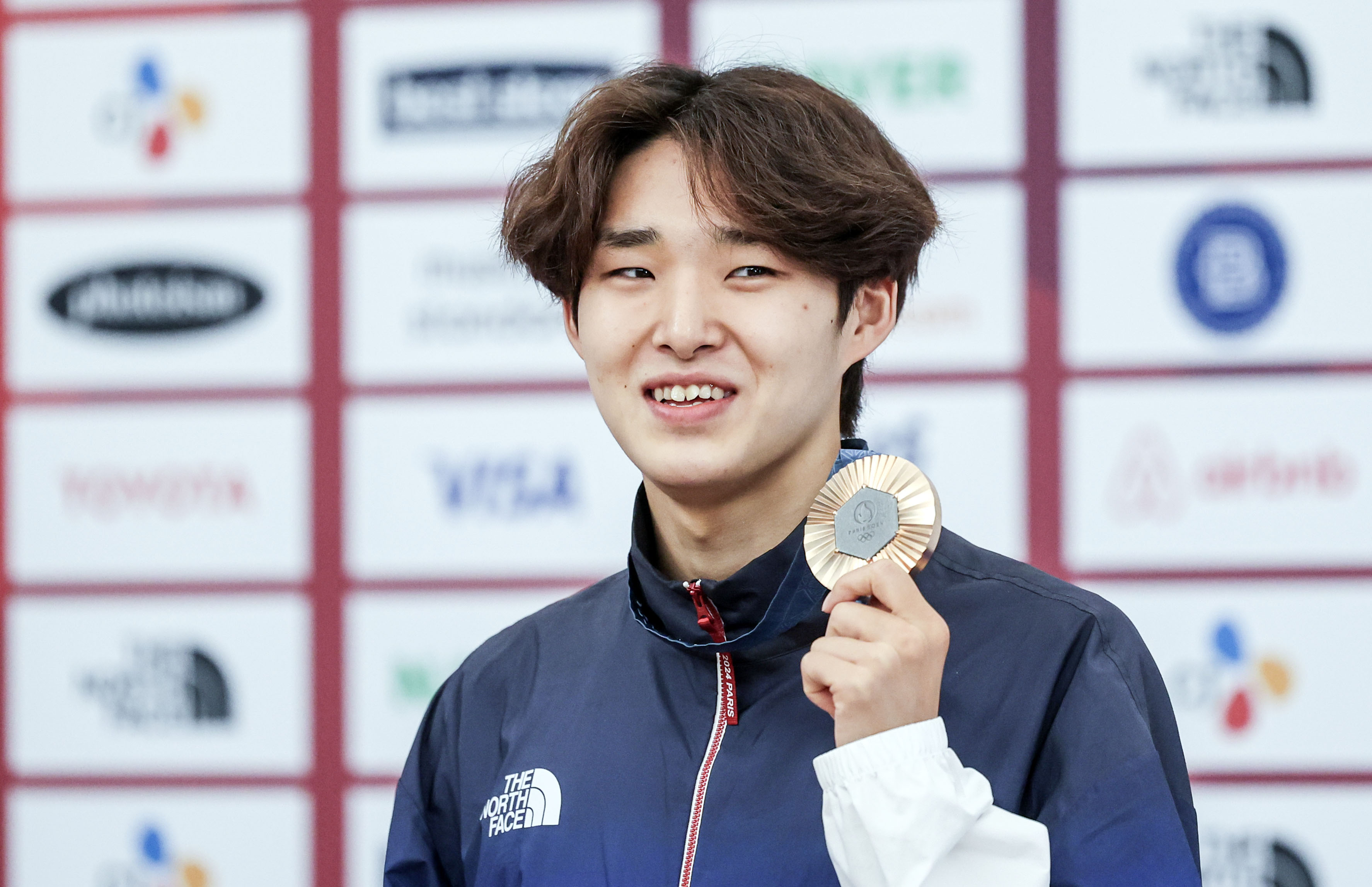 2024 파리올림픽 경영 남자 자유형 400m에서 동메달을 획득한 김우민이 5일(현지시간) 파리 코리아하우스에서 메달을 들어보이고 있다. 2024.8.5 파리 박지환 기자