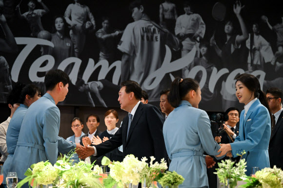 윤석열 대통령과 김건희 여사가 22일 서울 중구 신라호텔에서 열린 ‘2024 파리올림픽 선수단 격려 행사’에 참석해 역도 박혜정, 복싱 한순철 코치, 스포츠클라이밍 서채현 선수와 인사하고 있다.    2024.8.22. 대통령실 제공