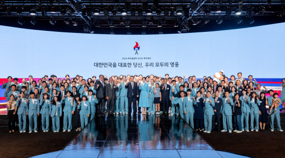 윤석열 대통령과 김건희 여사가 22일 서울 중구 신라호텔에서 열린 ‘2024 파리올림픽 선수단 격려 행사’에서 선수단 및 참석자들과 기념 촬영을 하고 있다.   2024.8.22. 대통령실 제공