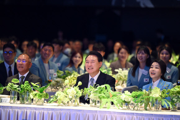 윤석열 대통령과 김건희 여사가 22일 서울 중구 신라호텔에서 열린 ‘2024 파리올림픽 선수단 격려 행사’에서 정의선 현대차그룹 회장 등과 함께 웃고 있다. 2024.8.22. 대통령실 제공