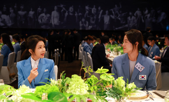 김건희 여사가 22일 서울 중구 신라호텔에서 열린 ‘2024 파리올림픽 선수단 격려 행사’에서 태권도 오혜리 코치와 이야기를 나누고 있다.     2024.8.22. 대통령실 제공