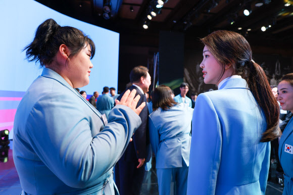 김건희 여사가 22일 서울 중구 신라호텔에서 열린 ‘2024 파리올림픽 선수단 격려 행사’에서 역도 박혜정 선수와 이야기를 나누고 있다.     2024.8.23. 대통령실 제공