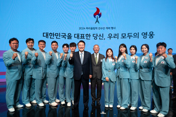 윤석열 대통령이 22일 서울 중구 신라호텔에서 열린 ‘2024 파리올림픽 선수단 격려 행사’에서 양궁 선수 대표단, 대한양궁협회장인 정의선 현대차그룹 회장과 기념 촬영을 하고 있다. 2024.8.23. 대통령실 제공