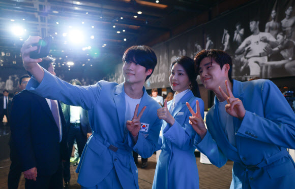 김건희 여사가 22일 서울 중구 신라호텔에서 열린 ‘2024 파리올림픽 선수단 격려 행사’에서 수영 황선우(왼쪽), 김우민 선수와 셀카를 찍고 있다. 2024.8.23. 대통령실 제공