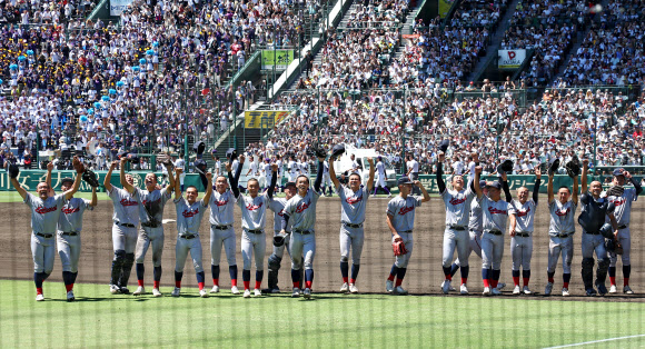 23일 일본 효고현 니시노미야 한신 고시엔구장에서 열린 일본 전국 고교야구선수권대회(여름 고시엔) 결승전 교토국제고와 간토다이이치고 경기.  2-1 승리를 거두고 우승을 차지한 일본 내 한국계 민족학교인 교토국제고 선수들이 관중석을 향해 인사하고 있다. 2024.8.23. 연합뉴스