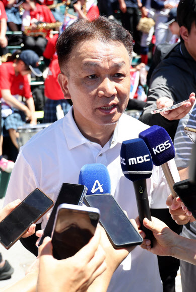 23일 일본 효고현 니시노미야 한신 고시엔구장에서 열린 일본 전국 고교야구선수권대회(고시엔) 결승전 교토국제고와 간토다이이치고 경기.  2-1 승리를 거두고 우승을 차지한 일본 내 한국계 민족학교인 교토국제고의 백승환 교장이 취재진에게 소감을 밝히고 있다. 2024.8.23. 연합뉴스