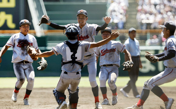 23일 일본 효고현 니시노미야 한신고시엔구장에서 열린 전국 고교야구선수권대회(여름 고시엔) 결승전에서 우승을 확정한 뒤 한국계 국제학교인 교토국제고 포수 오쿠이 소다이(등번호 2번)가 투수 니시무라 잇키(가운데)를 얼싸안고 있다. 2024.8.23. 교도 연합뉴스