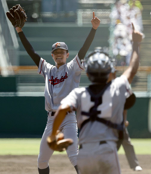 23일 일본 효고현 니시노미야 한신고시엔구장에서 열린 전국 고교야구선수권대회(여름 고시엔) 결승전에서 우승을 확정한 뒤 한국계 국제학교인 교토국제고 투수 니시무라 잇키가 두 손을 번쩍 들고 있다. 2024.8.23. 교도 연합뉴스