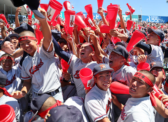 23일 일본 효고현 니시노미야 한신 고시엔구장에서 열린 일본 전국 고교야구선수권대회(고시엔) 결승전 교토국제고와 간토다이이치고 경기.  2-1 승리를 거두고 우승을 차지한 일본 내 한국계 민족학교인 교토국제고 야구부 재학생들이 관중석에서 기쁨을 나누고 있다. 2024.8.23. 연합뉴스