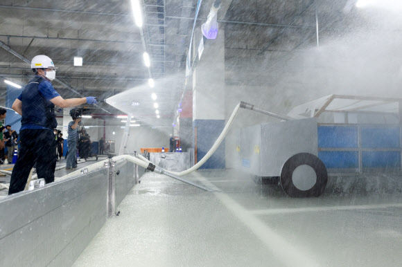 23일 오후 경기도 수원시 경기도청 지하주차장에서 전기차 화재대비 합동 소방훈련이 진행되고 있다. 2024.8.23. 경기도 제공