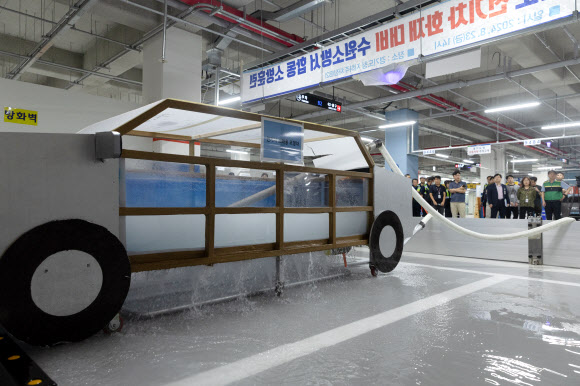 23일 오후 경기도 수원시 경기도청 지하주차장에서 전기차 화재대비 합동 소방훈련이 진행되고 있다. 2024.8.23. 경기도 제공