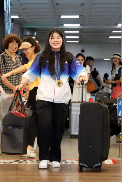 금의환향한 파리 올림픽 금메달리스트 오예진