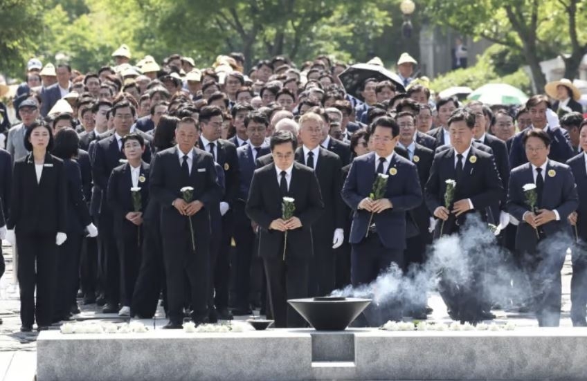 김동연 경기도지사가 5월 23일 경남 김해 봉하마을에서 열린 고(故) 노무현 전 대통령 15주기 추도식에서 노 전 대통령 묘역에 헌화하고 있다. (경기도청 제공)