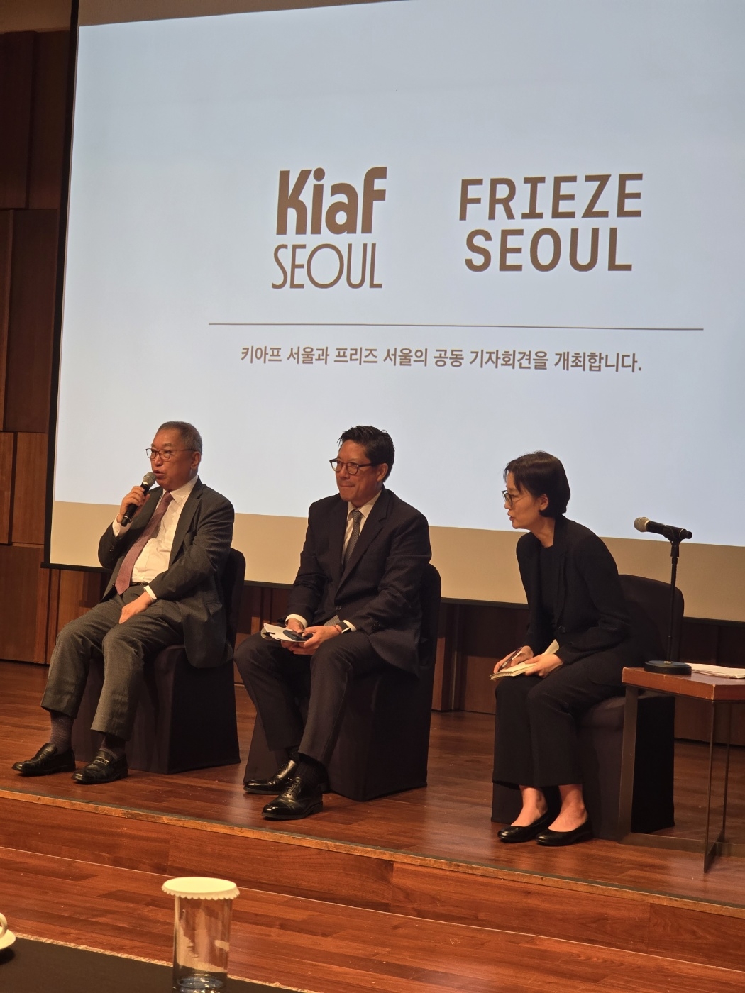 지난 22일 서울 중구 신라호텔에서 열린 키아프 서울과 프리즈 서울의 공동 기자간담회에서 황달성(왼쪽 첫 번째) 화랑협회장과 패트릭 리(두 번째) 프리즈 서울 디렉터가 기자들의 질문에 대답하고 있다. 윤수경 기자