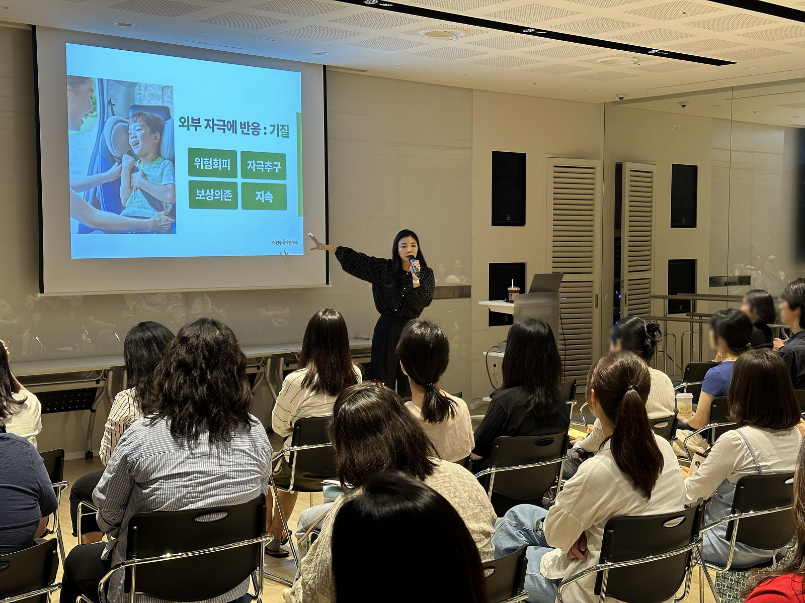 이마트가 명사 초청 육아 코칭 ‘우리동네 아이(I)케어’ 가을학기를 연다. 이마트 제공