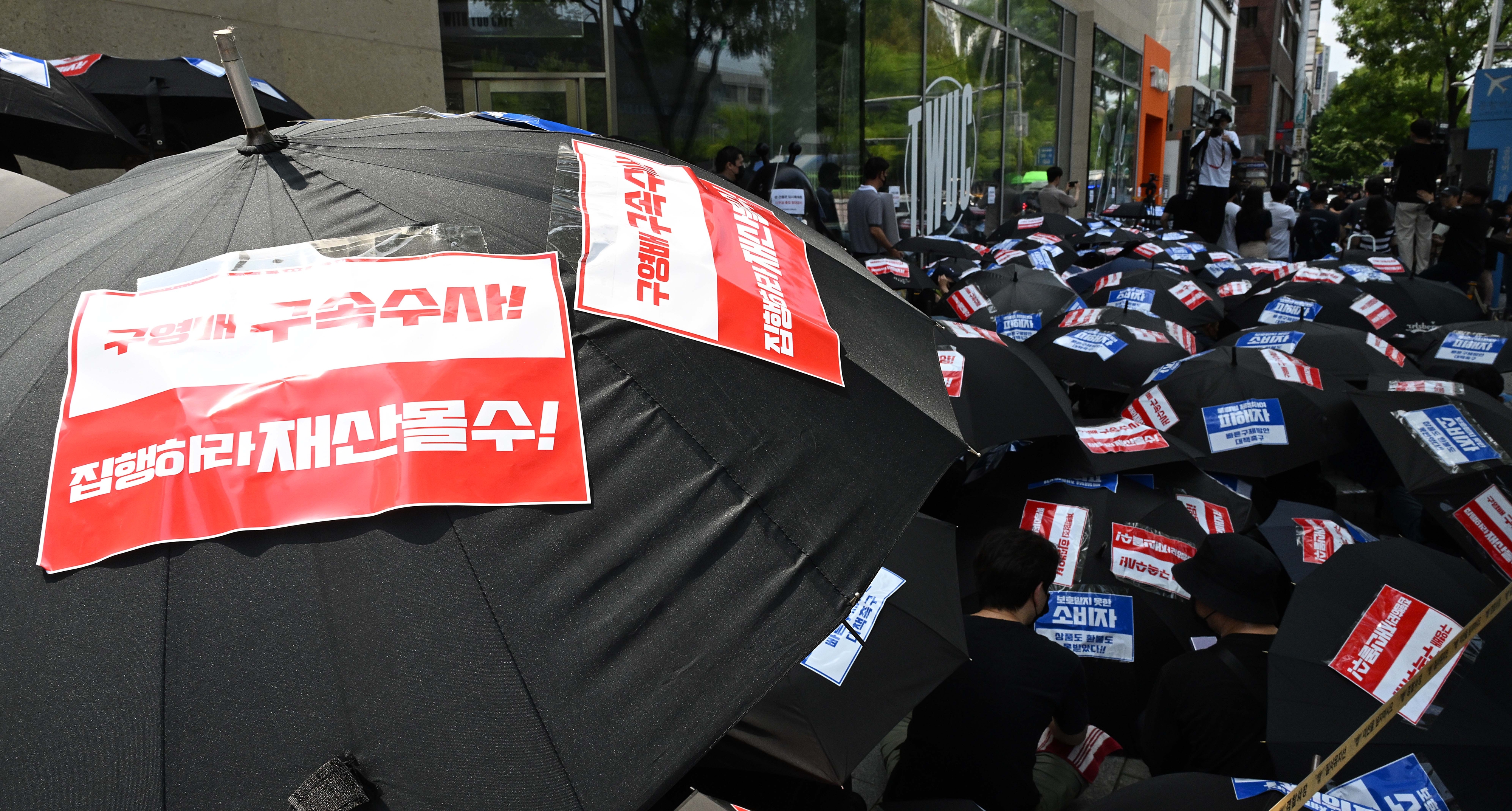 지난 13일 서울 강남구 티몬 사옥 앞에서 티메프·큐텐 사태 피해 판매자 및 피해자 연합 회원들이 구영배 큐텐 대표 구속과 판매대금 환불을 촉구하고 있다. 오장환 기자