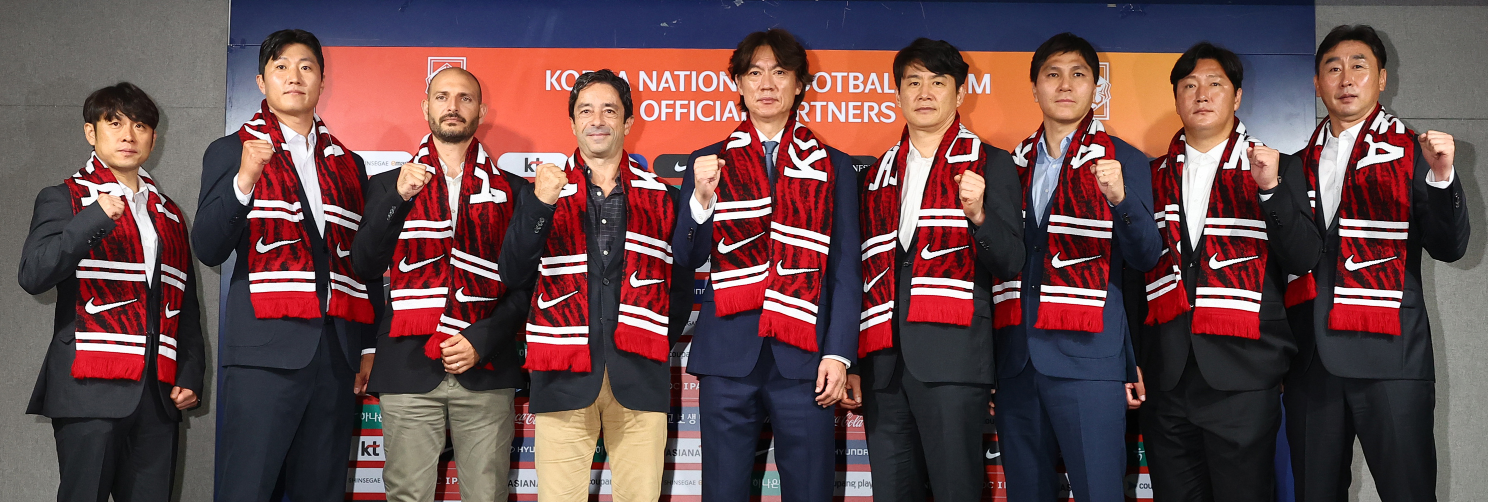 홍명보(가운데) 축구대표팀 감독이 26일 서울 종로구 축구회관에서 2026 북중미월드컵 3차 예선에 나설 남자 축구대표팀 명단을 발표한 뒤 새롭게 합류한 치아구 마이아(왼쪽 세 번째) 전술분석코치, 주앙 아로소(왼쪽 네 번째)  수석코치 등 코칭 스태프들과 함께 기념촬영을 하고 있다.  연합뉴스