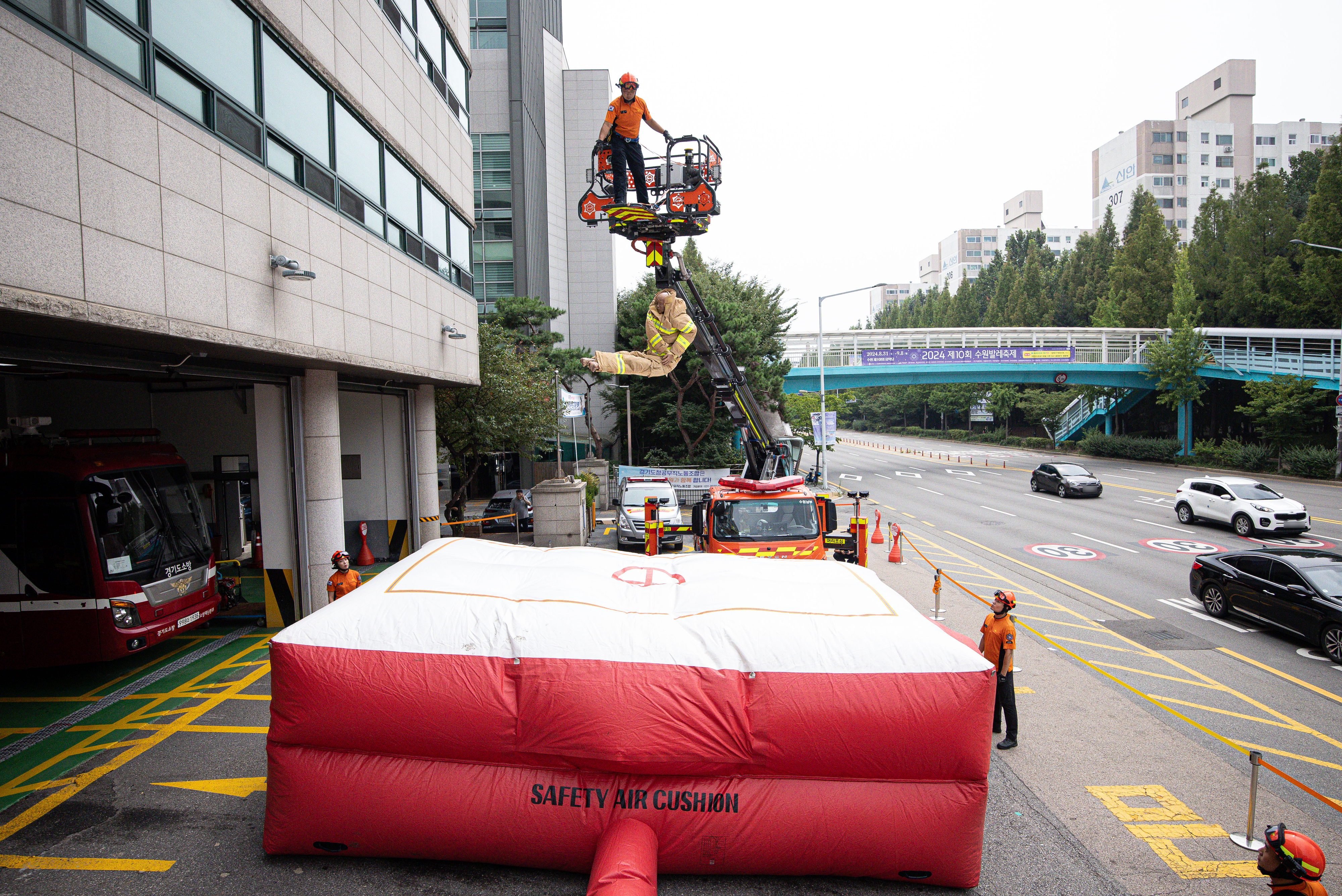 26일 경기도 수원시 권선구 수원남부119안전센터에서 소방대원들이 에어매트 전개 훈련을 하고 있다. 2024.8.26 뉴스1